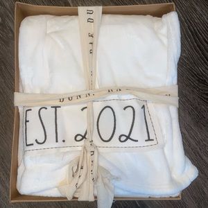 Rae Dunn Est 2021 throw